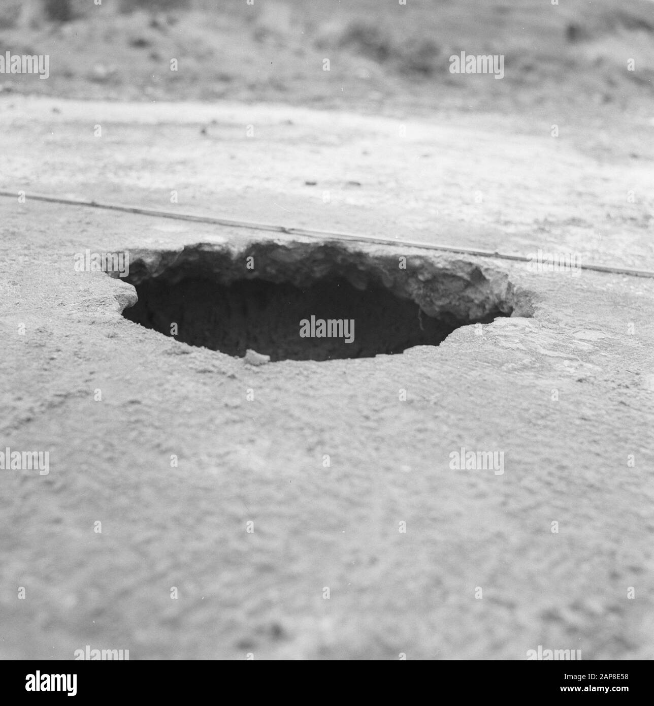 Construction et amélioration des routes, des digues et des bassins d'épargne, du centre d'étude, de la consolidation des terres, des fondations perforées, du champ long Date: Août 1957 mots clés: Construction et amélioration des routes, des digues et des bassins d'épargne, des fondations perforées, de la consolidation des terres, du centre d'étude nom De La Personne: Le champ long Banque D'Images