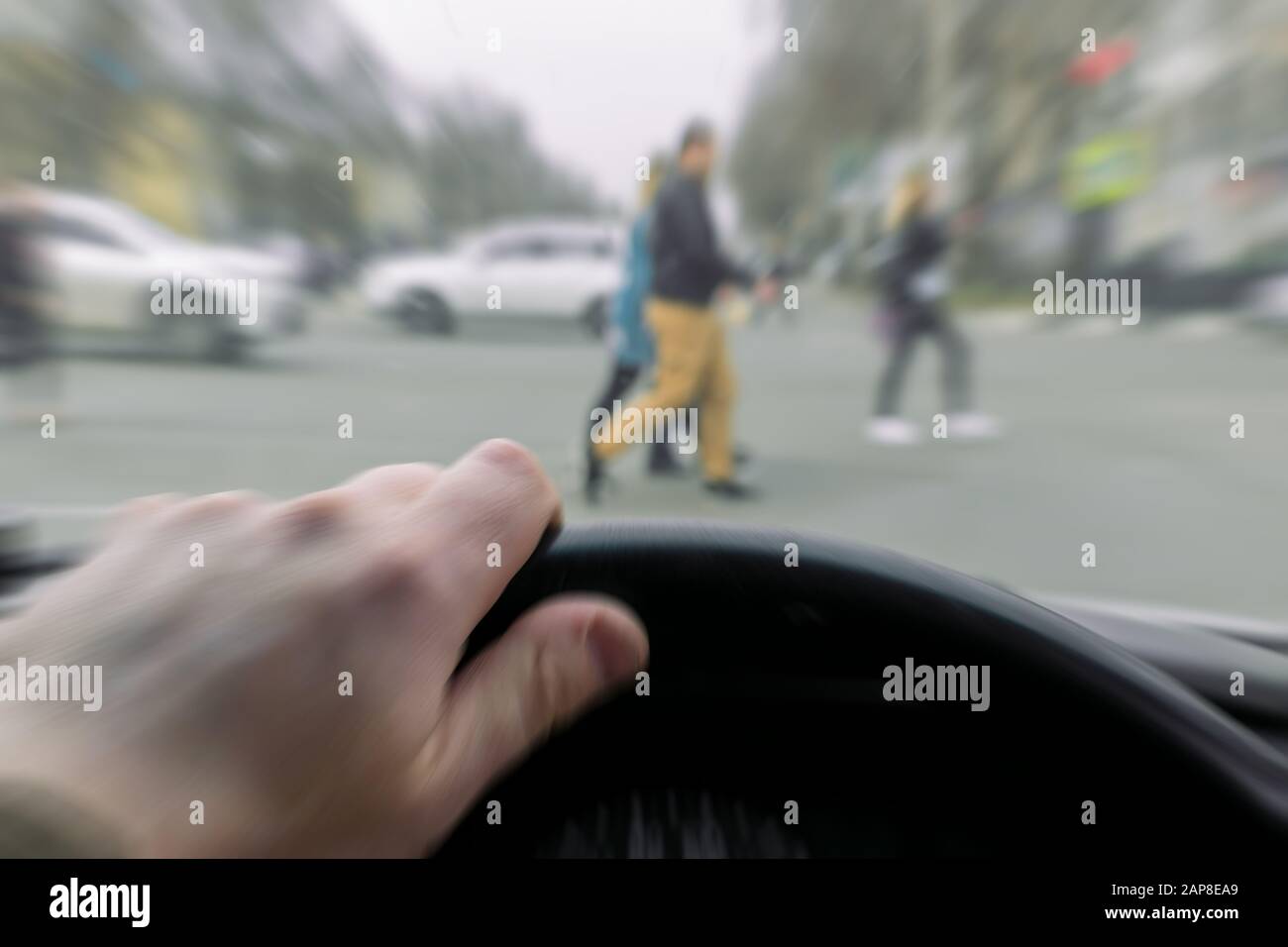 Urgence. Vue de la voiture, main de l'homme sur le volant de la voiture pendant le freinage, devant un passage pour piétons et passage pour piétons Banque D'Images