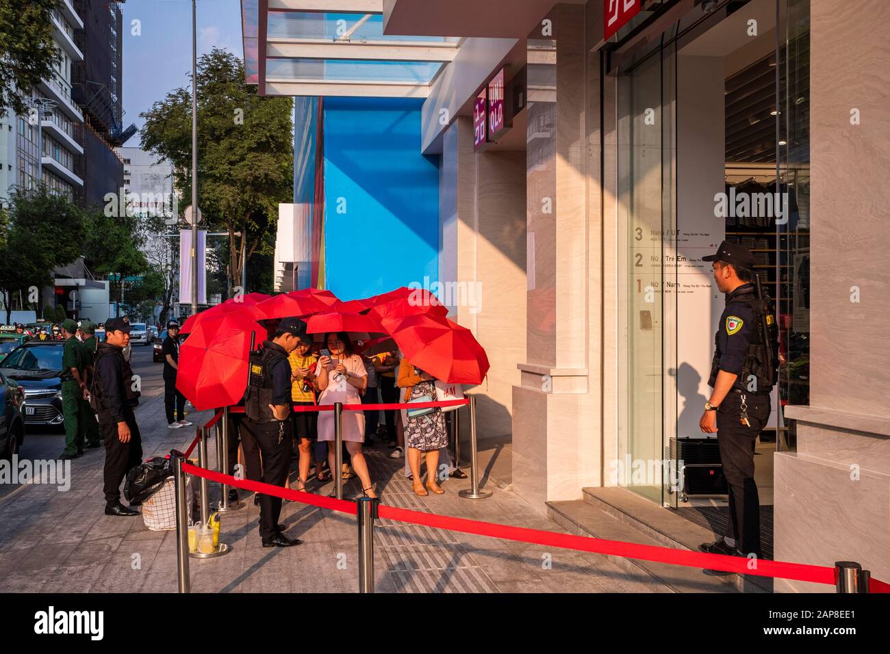 Le détaillant japonais de vêtements UNIQLO ouvre son premier magasin au  Vietnam à l'intérieur du centre commercial Parkson, Ho Chi Minh City,  Vietnam Photo Stock - Alamy