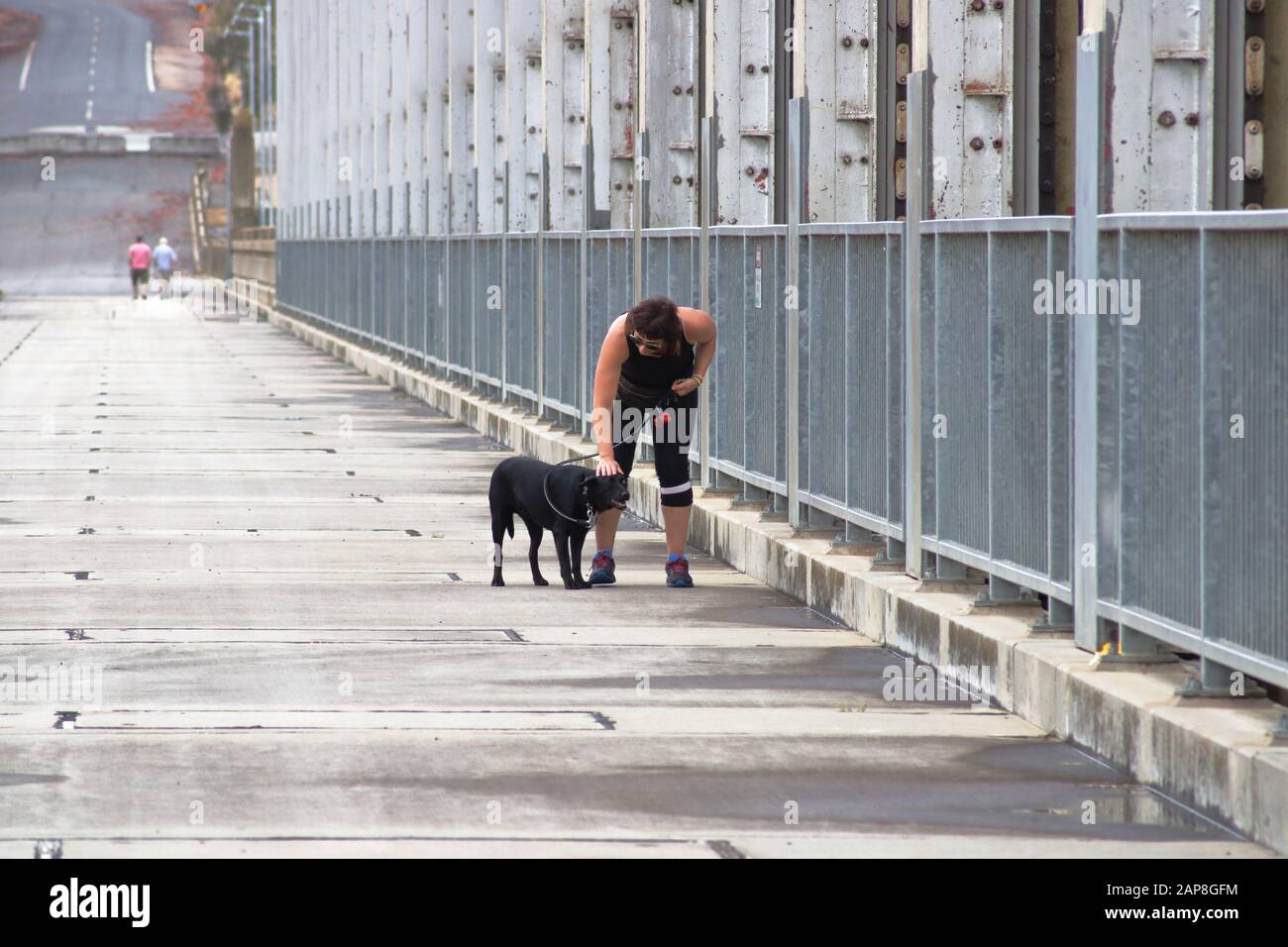 Une femme qui aime courir avec son chien, patcher son chien. Banque D'Images