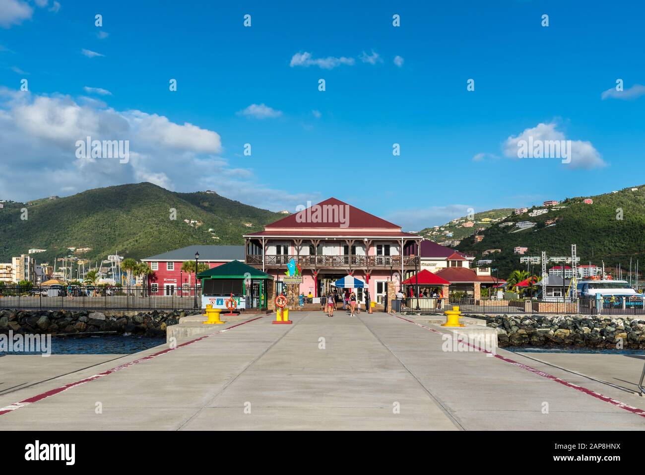 Road Town, Îles Vierges Britanniques - 16 Décembre 2018 : Terminal De Croisière Ou Parc De Jetée De Tortola Dans La Road Town, Tortola, Îles Vierges Britanniques. Banque D'Images