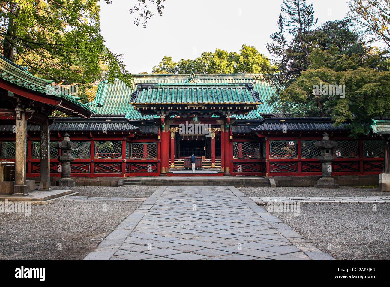 Personne Priant Au Sanctuaire De Nezu, Tokyo Banque D'Images