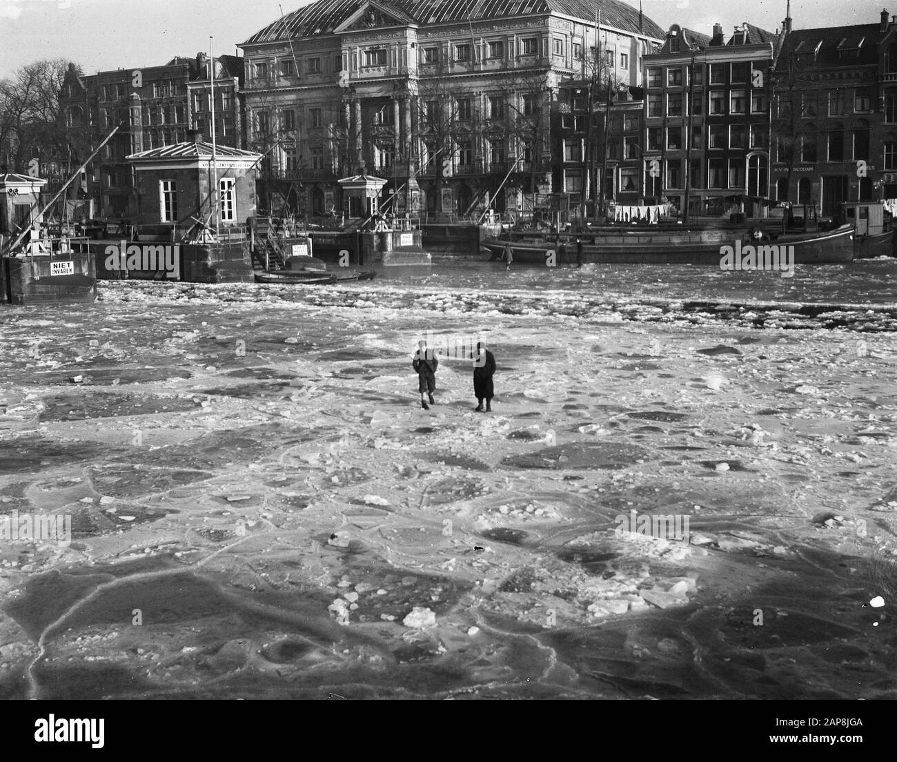 Le premier darediable sur la glace Date : 7 janvier 1947 mots clés : glace Banque D'Images