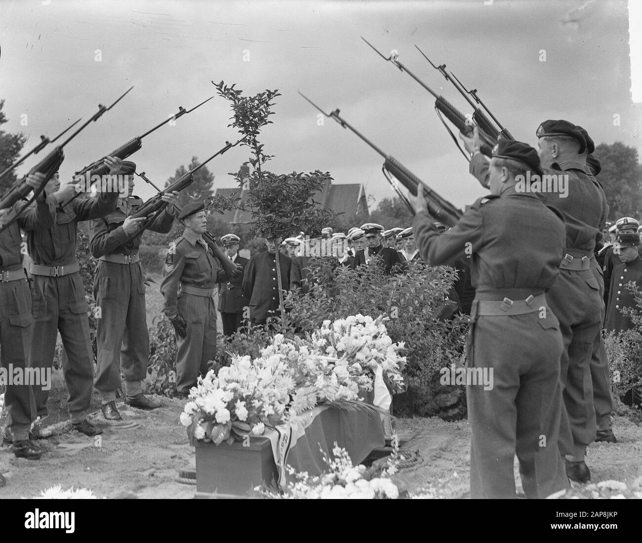 Enterrement Caporal flyer L. van Leeuwen à Amsterdam Date: 31 juillet 1950 lieu: Amsterdam, Noord-Holland mots clés: Obsèques Nom personnel: Lions, L. van Banque D'Images
