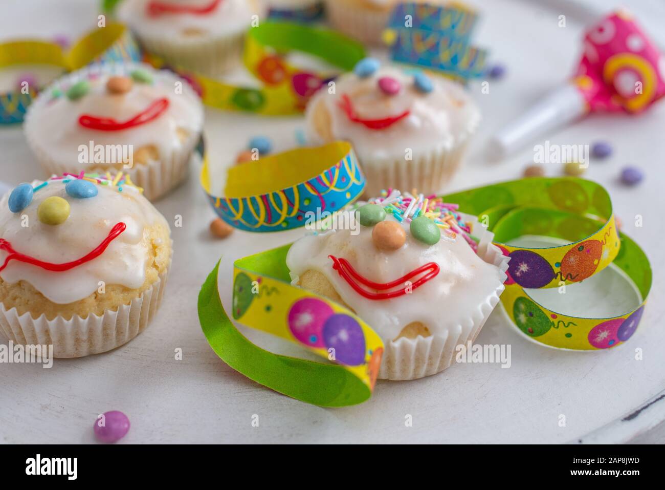 muffins au clown de carnaval décorés de lentilles au chocolat multicolore Banque D'Images