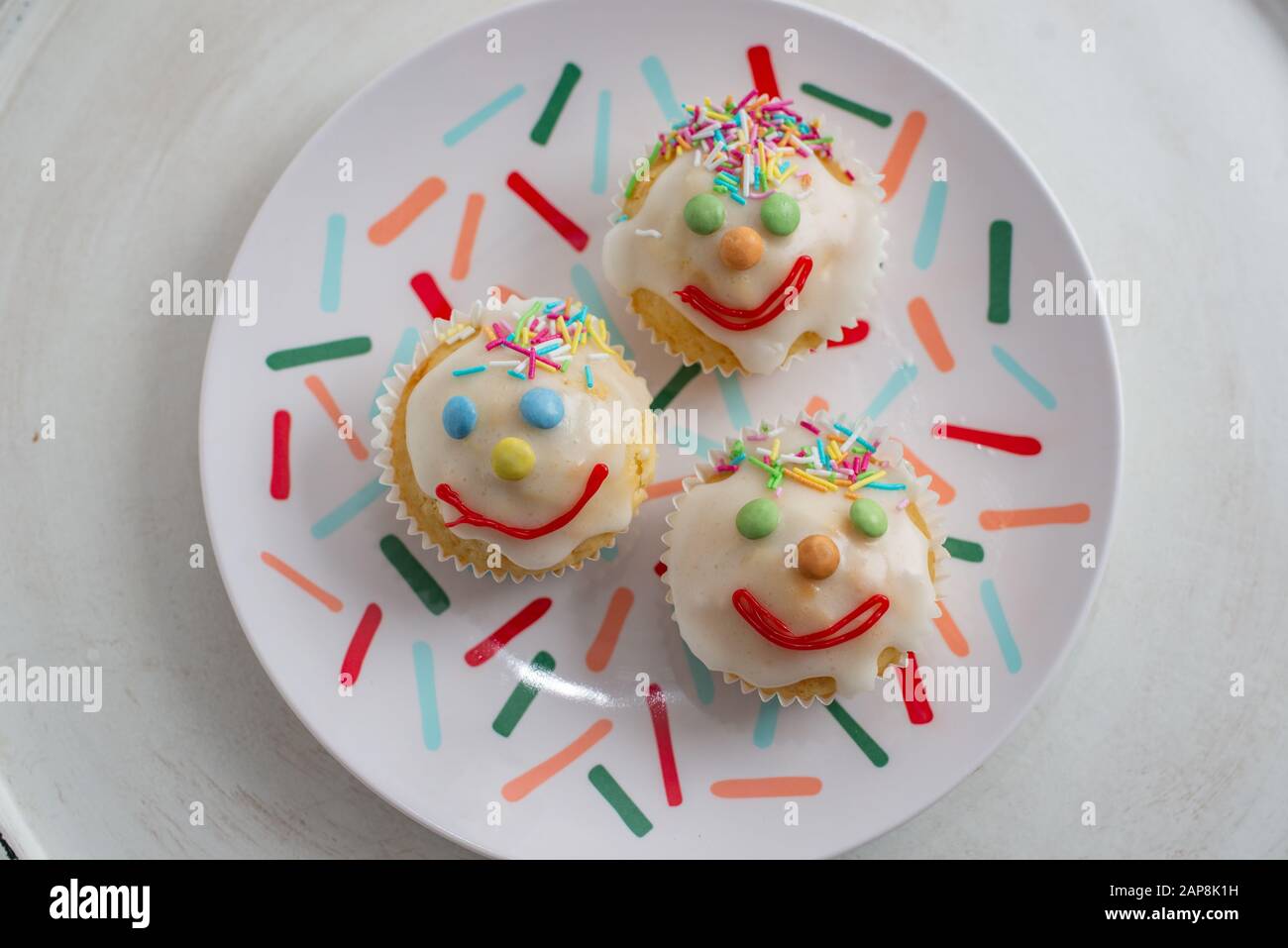 muffins au clown de carnaval décorés de lentilles au chocolat multicolore Banque D'Images