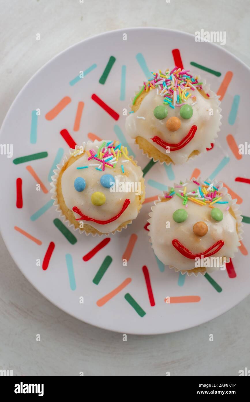 muffins au clown de carnaval décorés de lentilles au chocolat multicolore Banque D'Images
