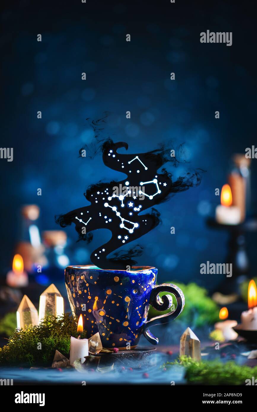 Tasse pleine d'étoiles, concept d'astrologie avec constellations et fumée sombre Banque D'Images