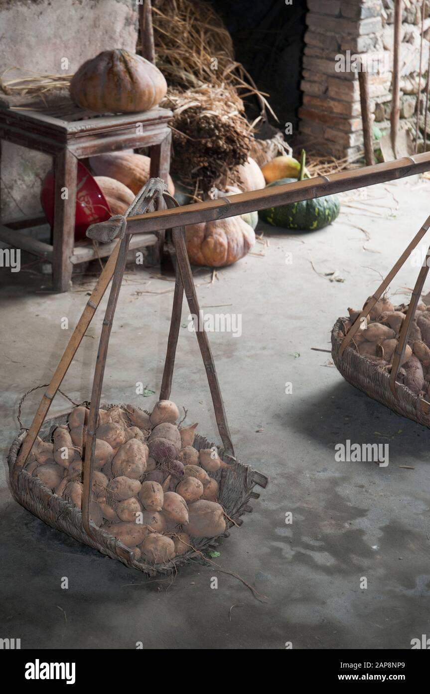 A l'intérieur d'une maison d'alimentation dans le village du patrimoine de Nanping dans la région de Huizhou, province d'Anhui, Chine Banque D'Images