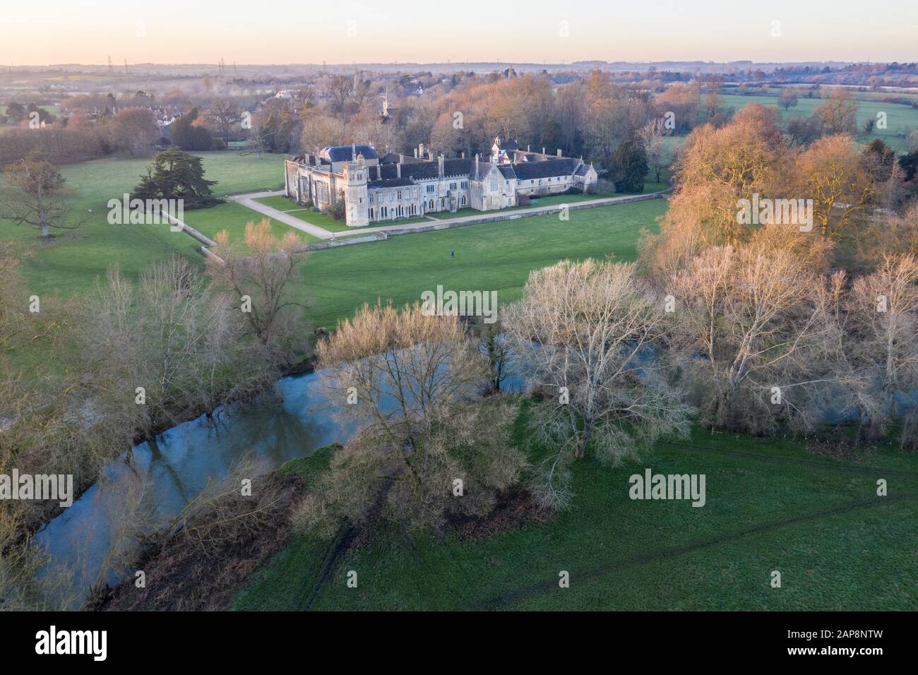 Abbaye De Lacock, Lacock, Wiltshire, Royaume-Uni. Janvier 2020. Le soleil se couche sur l'abbaye de Lacock dans le Wilshire sur ce qui devrait être une autre nuit sub-zéro. Banque D'Images