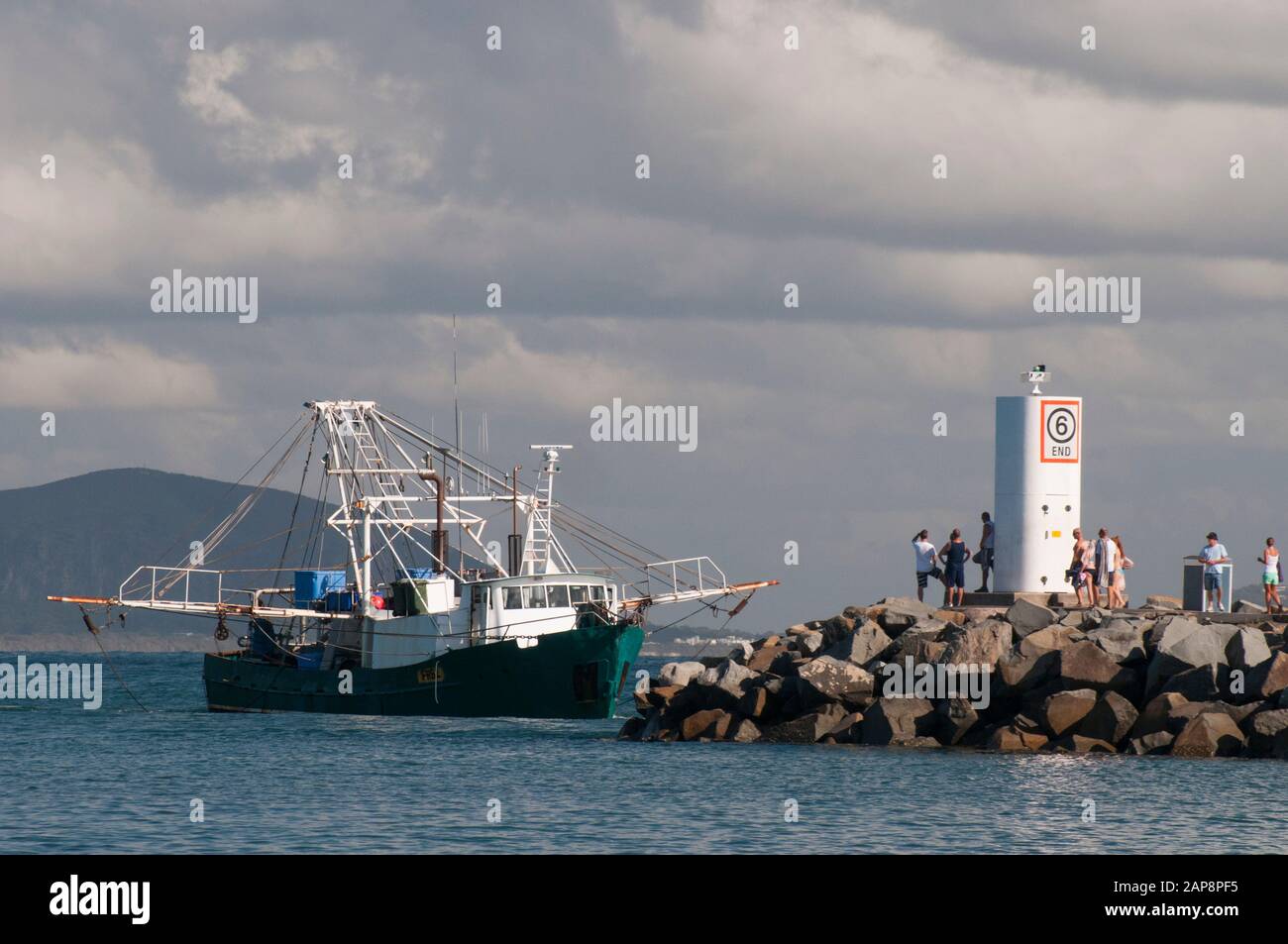 Un chalutier pêcheur approche le Spit lorsqu'il retourne au port de Mooloolaba sur la Sunshine Coast, Queensland, Australie Banque D'Images