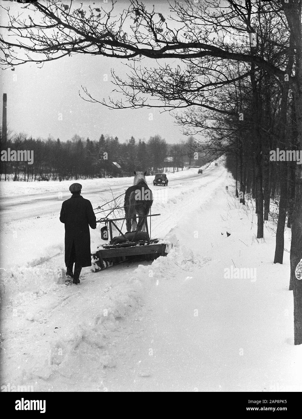La route près d'Arnhem est nettoyée Date : 5 mars 1947 lieu : Arnhem mots clés : neige, circulation, routes, hivers Banque D'Images