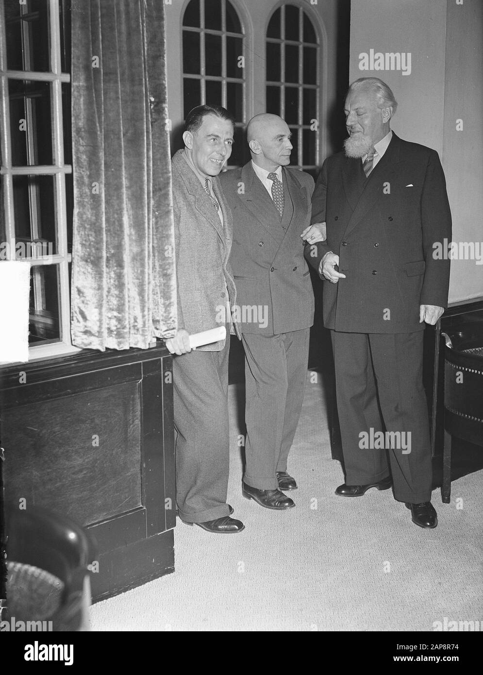 Arrivée de Harald Kreutzberg à la gare centrale d'Amsterdam Description: Arrivée de Harald Kreutzberg [danseuse et chorégraphe] à la gare centrale d'Amsterdam, qui fera une tournée dans notre pays. Vlnr. Wilekens (pianiste Harald Kreutzberg), Harald Kreutzberg, son impressario Ernst Kraus Annotation: Harald Kreutzberg (1902-1968) était danseur et chorégraphe allemand Date: 1er novembre 1950 lieu: Amsterdam, Noord-Holland mots clés: Chorégraphes, danse, portraits de groupe, musiciens Nom De La Personne : Kraus, Ernst, Kreutzberg, Harald Wilekens Banque D'Images