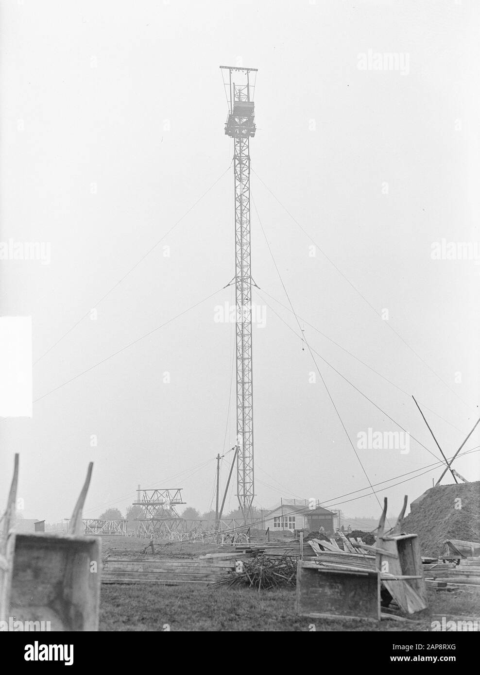 Construction chaîne de télévision à Lopik maintenant 100 mètres de haut Date: 8 novembre 1950 lieu: Lopik, Utrecht mots clés: Construction, chaînes de télévision Banque D'Images