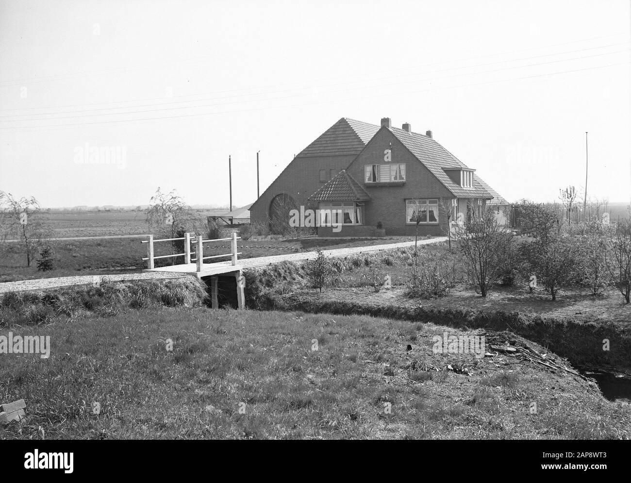 Ferme De Eersteling À Bergentheimerveen. Aussi appelé l'annotation de l'équipe d'or: La première ferme assez grande qui a été construite sur le terrain de la vallée de Bergentheim, est la ferme dans laquelle la famille Staarman a vécu pendant des années, sur la Boerendijk. Vers 1910, un sol tourbé complexe a été extrait par la Nederlandsche Heidemaatschappij pour un certain J.B. van Hall de Hattem et, plus tard, une ferme coloniale tourbée a été construite sur elle. Cette ferme a été appelée de Eersteling; dans les archives de la N.H.M. également appelé de Gouden Ploeg, nommé d'après la région. Date: Non daté lieu: Bergentheimerveen mots clés: Fermes, bâtiments Banque D'Images