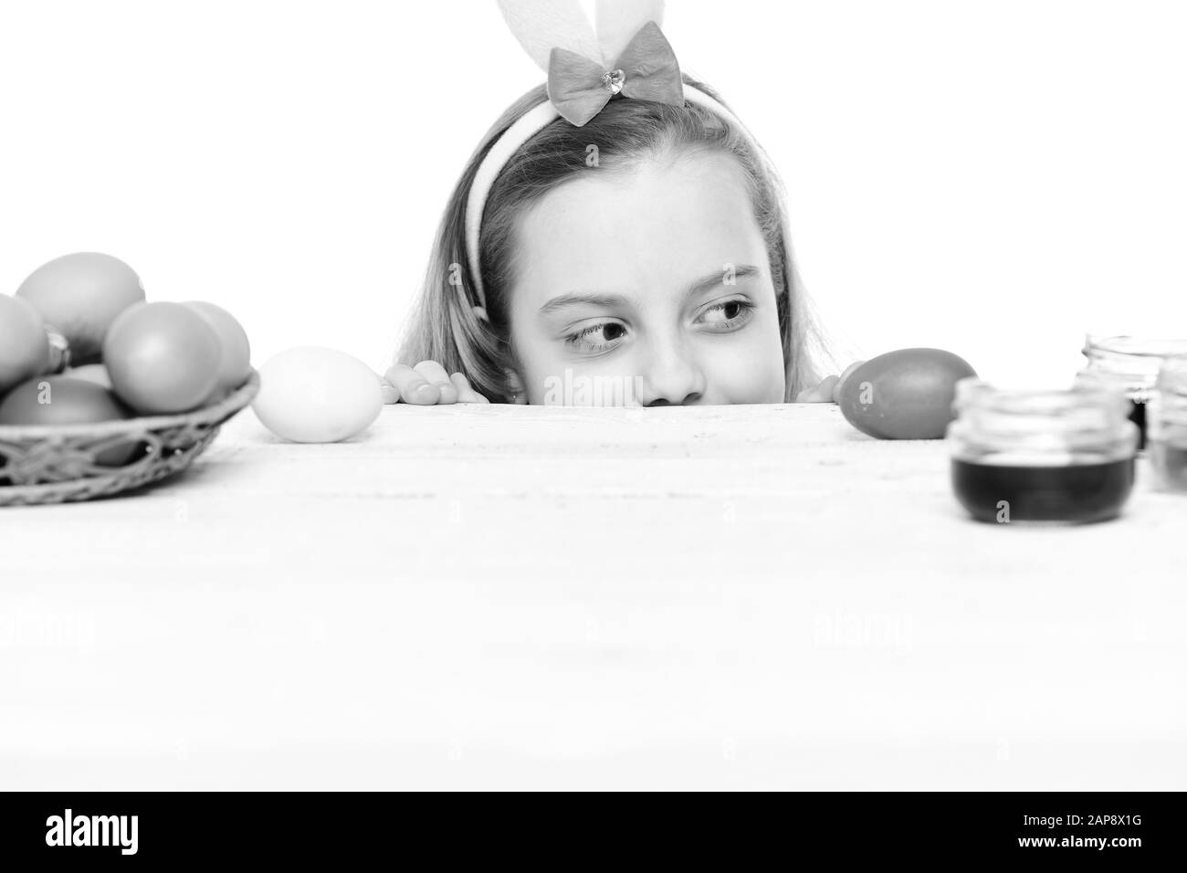 Petite Fille De Bebe Ou Enfant Mignon Avec Le Visage Heureux Et Les Oreilles Roses De Lapin Sur Blond La Tete Se Cachant Derriere La Table Avec Des Oeufs De Paques Colores Petite Fille De Bebe Ou Enfant Mignon Avec Le Visage Heureux Et Les Oreilles Roses De Lapin Sur Blond La Tete Se Cachant Derriere La Table Avec Des Oeufs De Paques Colores