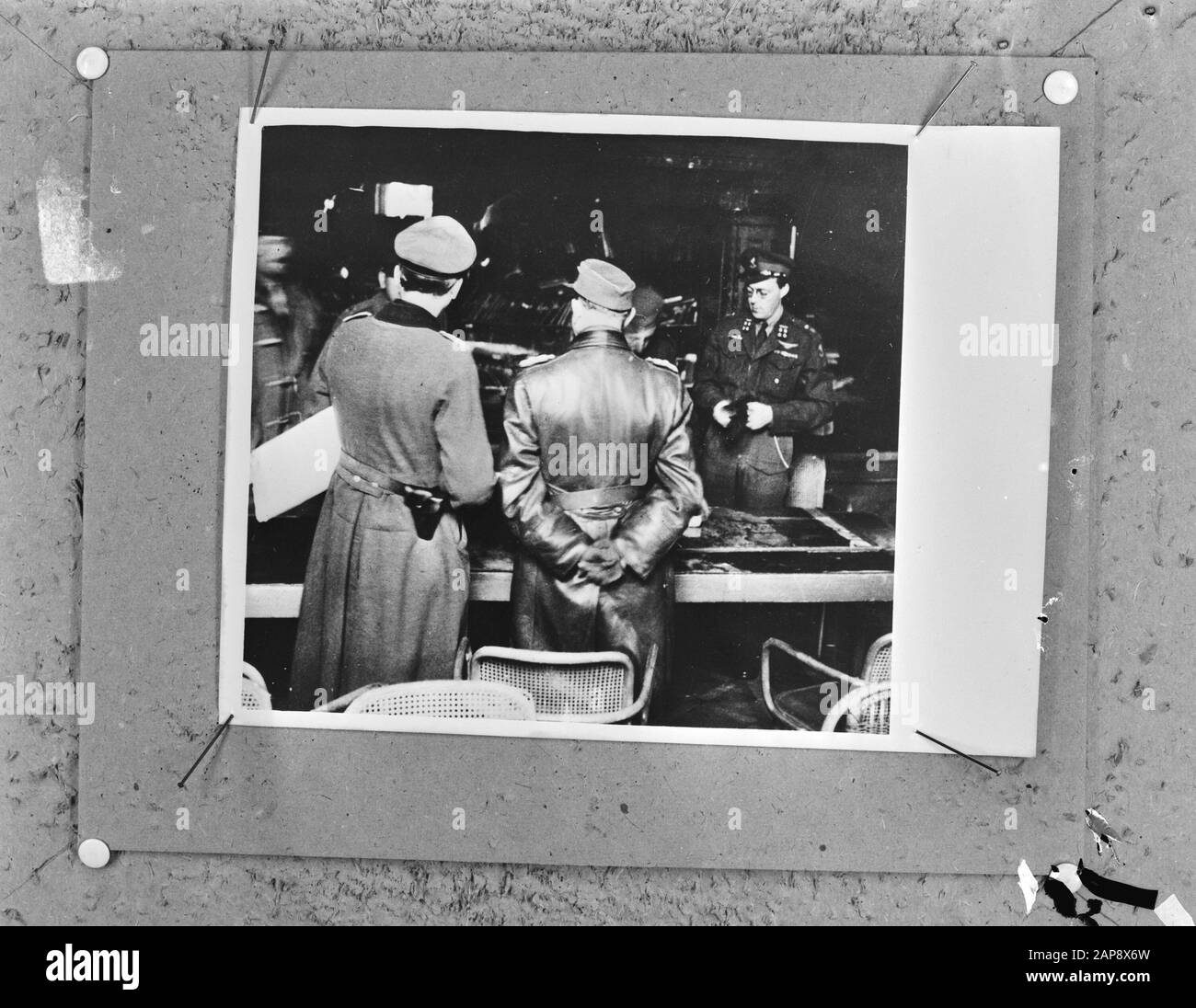 Capitulation: Wageningen Description: Capitulation parle à l'Hôtel de Wereld à Wageningen. À gauche dans le dos, on a vu le chef d'état-major de la 24ème armée allemande Paul Reichelt. Sur la droite, un agent du personnel ou un interprète dans une veste en cuir. De l'autre côté de la table Prince Bernhard Annotation: Repronegative Date: 5 mai 1945 lieu: Gueldre, Wageningen mots clés: Capitulations, maison royale, officiers, négociations, princes, deuxième Guerre mondiale Nom personnel: Bernhard (prince Pays-Bas) Banque D'Images
