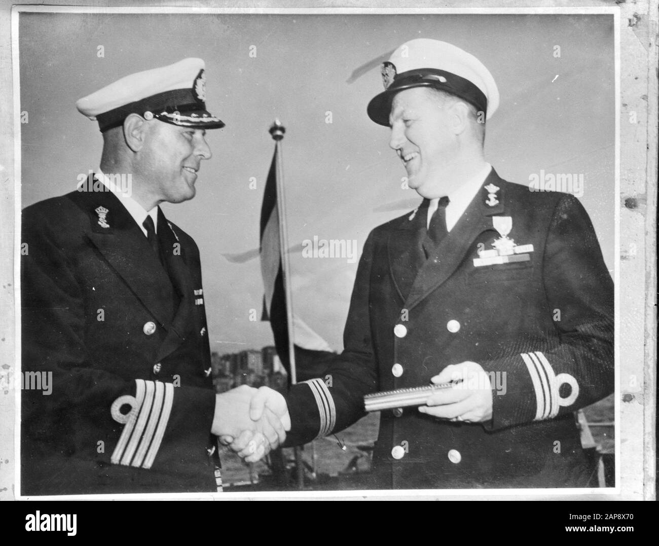 De Hr. Mme Dan. Crevettes en Australie. Quitté le commandant de la crevette, capitaine en mer F. Tribe Date: 1945 lieu: Australie mots clés: Marine, officiers, seconde Guerre mondiale Nom personnel: Tribu, F. Banque D'Images