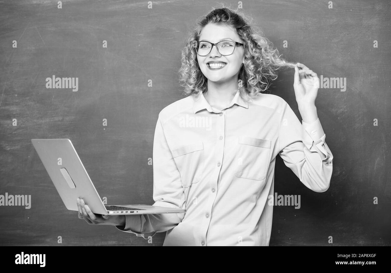 Étude des langages de programmation. L'école en ligne. La carrière d'assurance de la qualité des logiciels. L'apprentissage à distance. Professeur à l'école bloc-notes. Girl surf internet. L'École des technologies numériques. L'éducation moderne. Banque D'Images