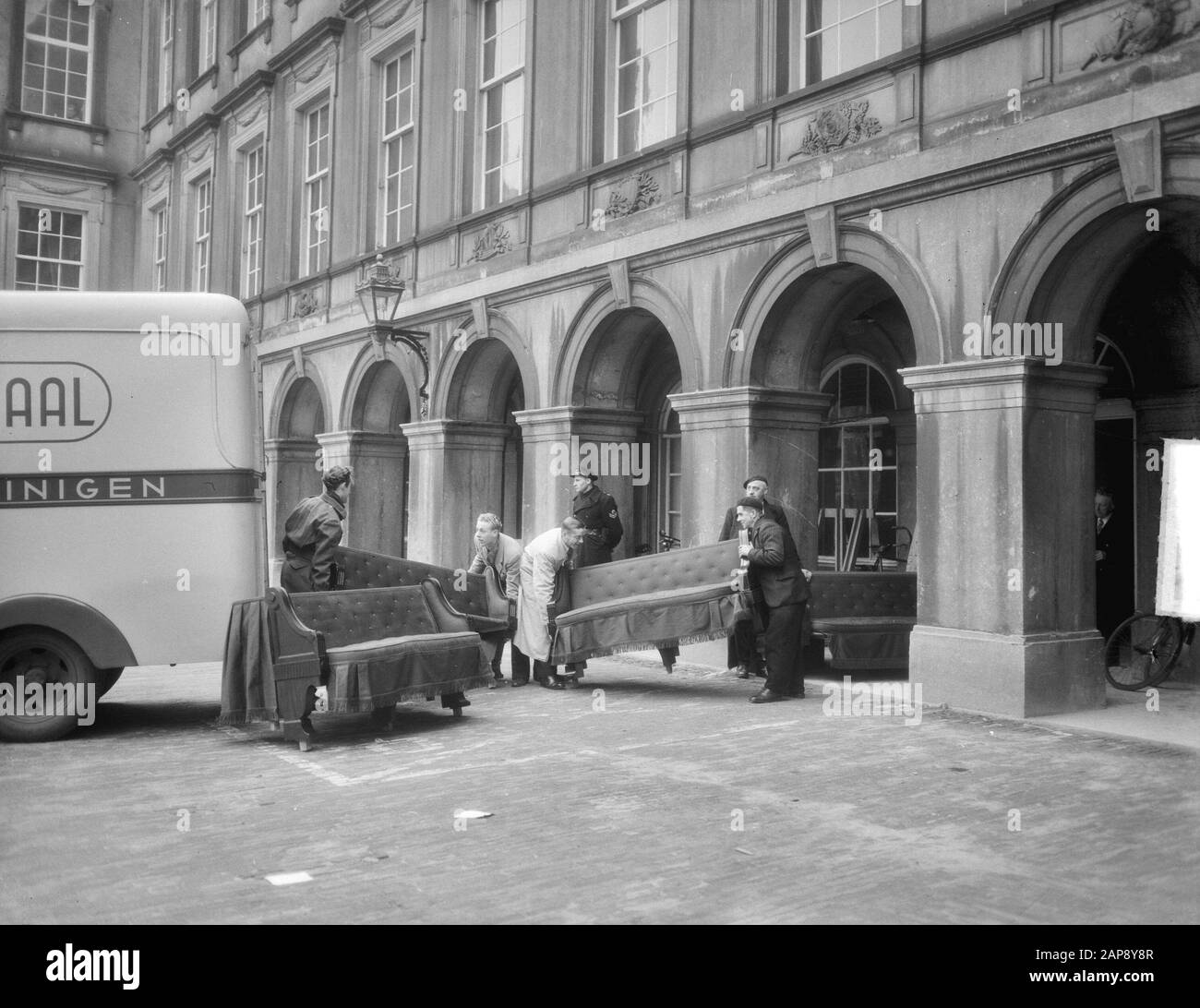 Banques Pour La Deuxième Chambre Date: 12 Avril 1951 Mots Clés: Banques Nom De L'Institution: Deuxième Chambre Banque D'Images