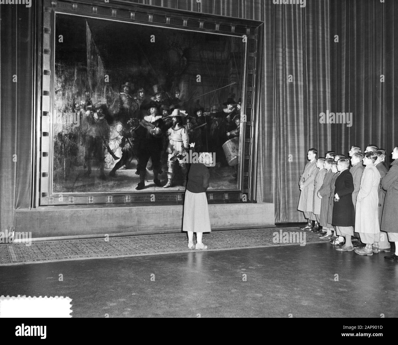 Visitez les écoliers dans les musées. À la veille nocturne du Rijksmuseum Date : 5 janvier 1952 lieu : Amsterdam mots clés : élèves, musées, peintures Banque D'Images