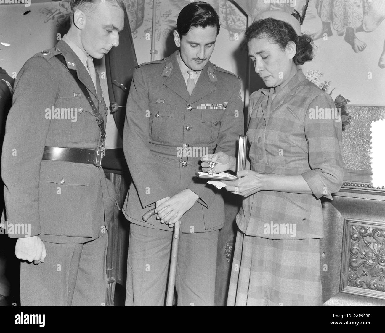Prix Américain Étoile D'Argent Pour Le Sergent Major Adrianus Arnold De Balkom (Posthume) Avec Batiljon Liniel Date : 25 Janvier 1952 Mots Clés : Prix Nom Personnel : Batiljon Liniel Banque D'Images