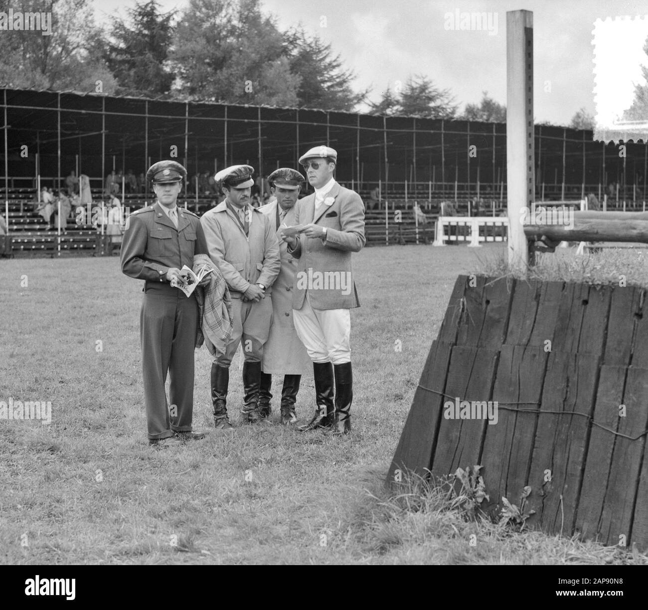 Concours Hippique Rotterdam. le prince avec l'Amérique du Sud Date : 4 septembre 1952 lieu : Rotterdam, Zuid-Holland mots clés : Princes Nom personnel : Bernhard, prince Banque D'Images
