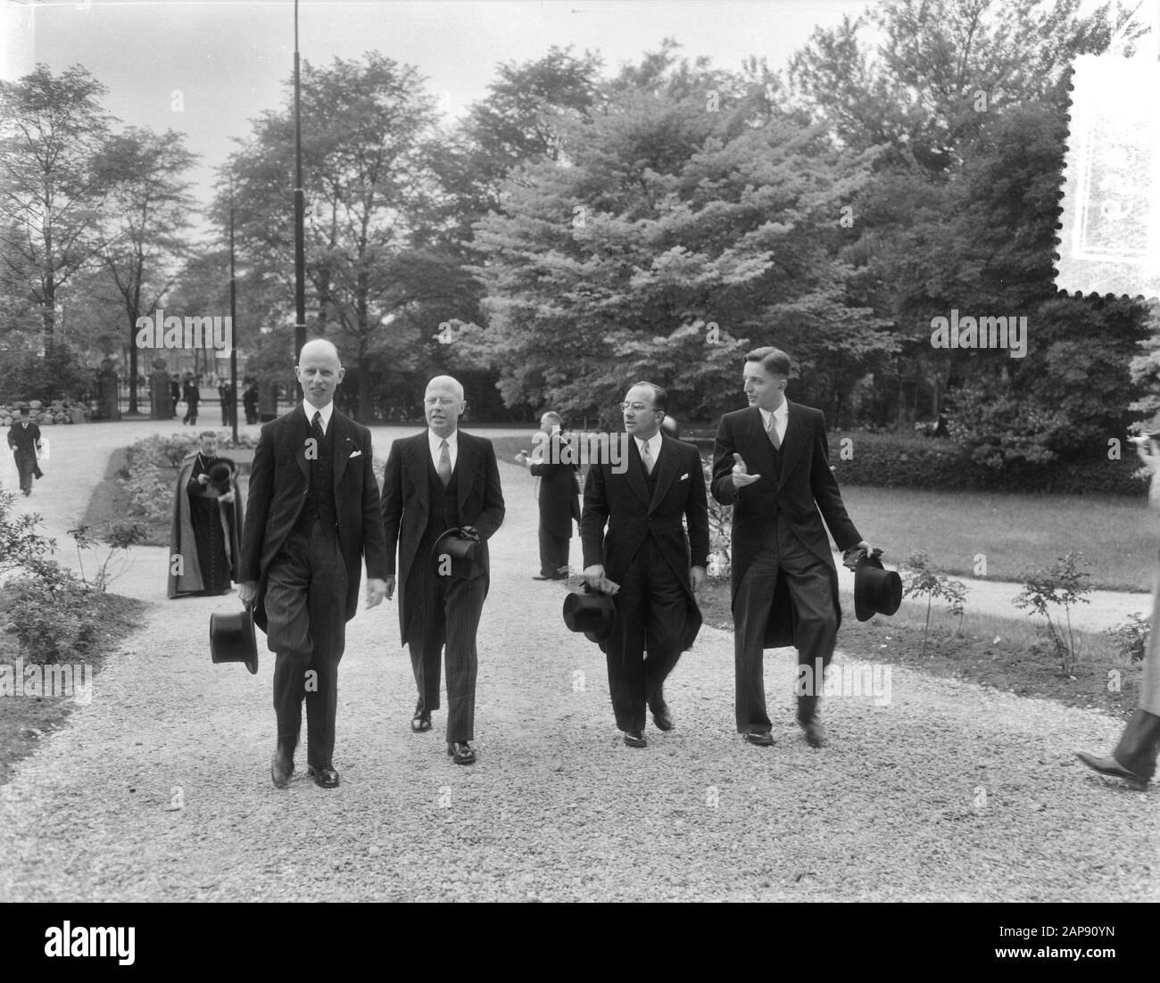 Commémoration de Bonifacius à Dokkum en collaboration avec la reine Juliana de ministres Beel, Cas, ds. K. Tunia betrden la chapelle Date : 3 juillet 1954 lieu : Dokkum mots clés : coments, ministres Nom personnel : Bonifatius, Juliana (Reine Pays-Bas) Banque D'Images