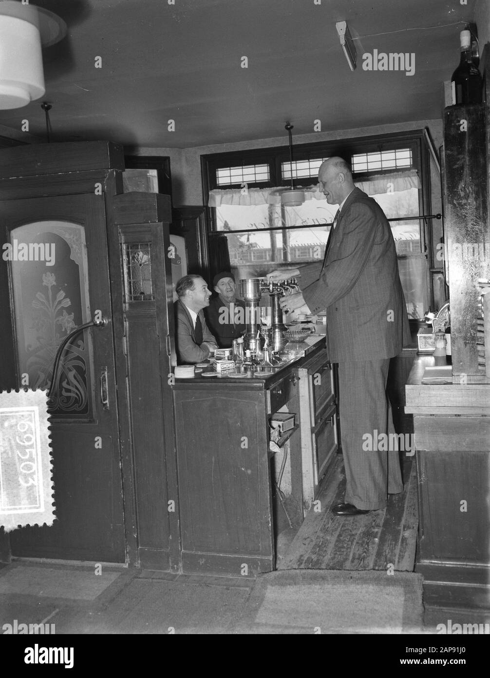 Albert J. Kramer, le plus grand homme au monde (2,42 m) dans son café au coin de Sloterkade et Theophile de Bockstraat à Amsterdam Date: 20 janvier 1955 lieu: Amsterdam, Noord-Holland mots clés: Cafés, restauration, hauteur, hommes Nom personnel: Kramer, A.J. Banque D'Images