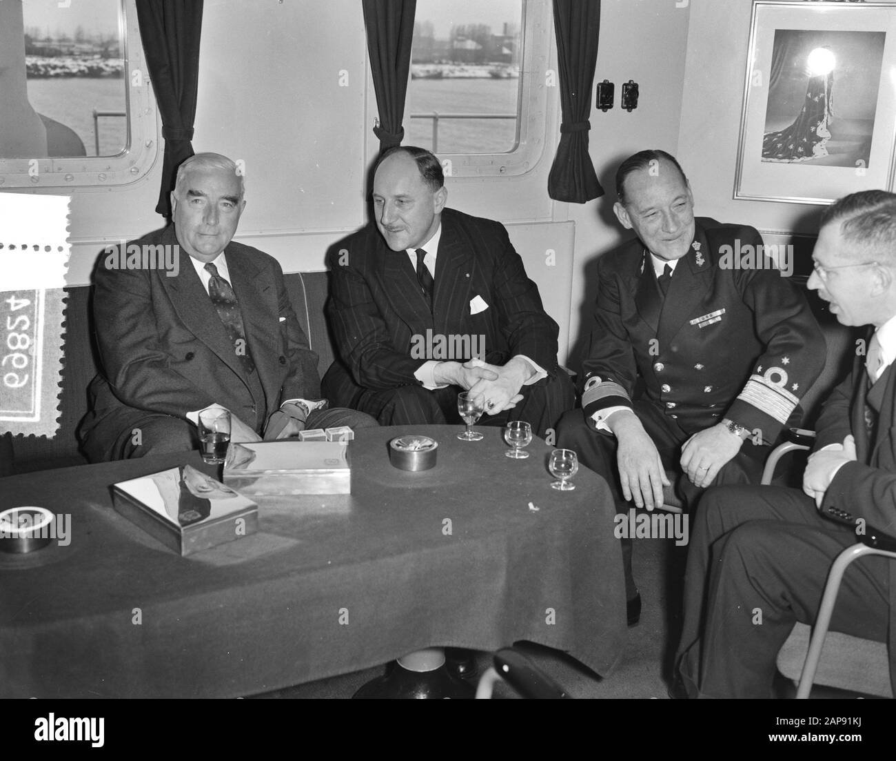 Visitez le Premier ministre australien R. G. Menzier à Zevenen Provincien Rotterdam avec l'amiral F. T. Burghard Date: 16 février 1955 lieu: Australie, Rotterdam mots clés: Premier ministre, visites Nom personnel: Amiral F. T. Burghard, Menzier, R.G. Nom de l'établissement : HM de Sept provinces Banque D'Images