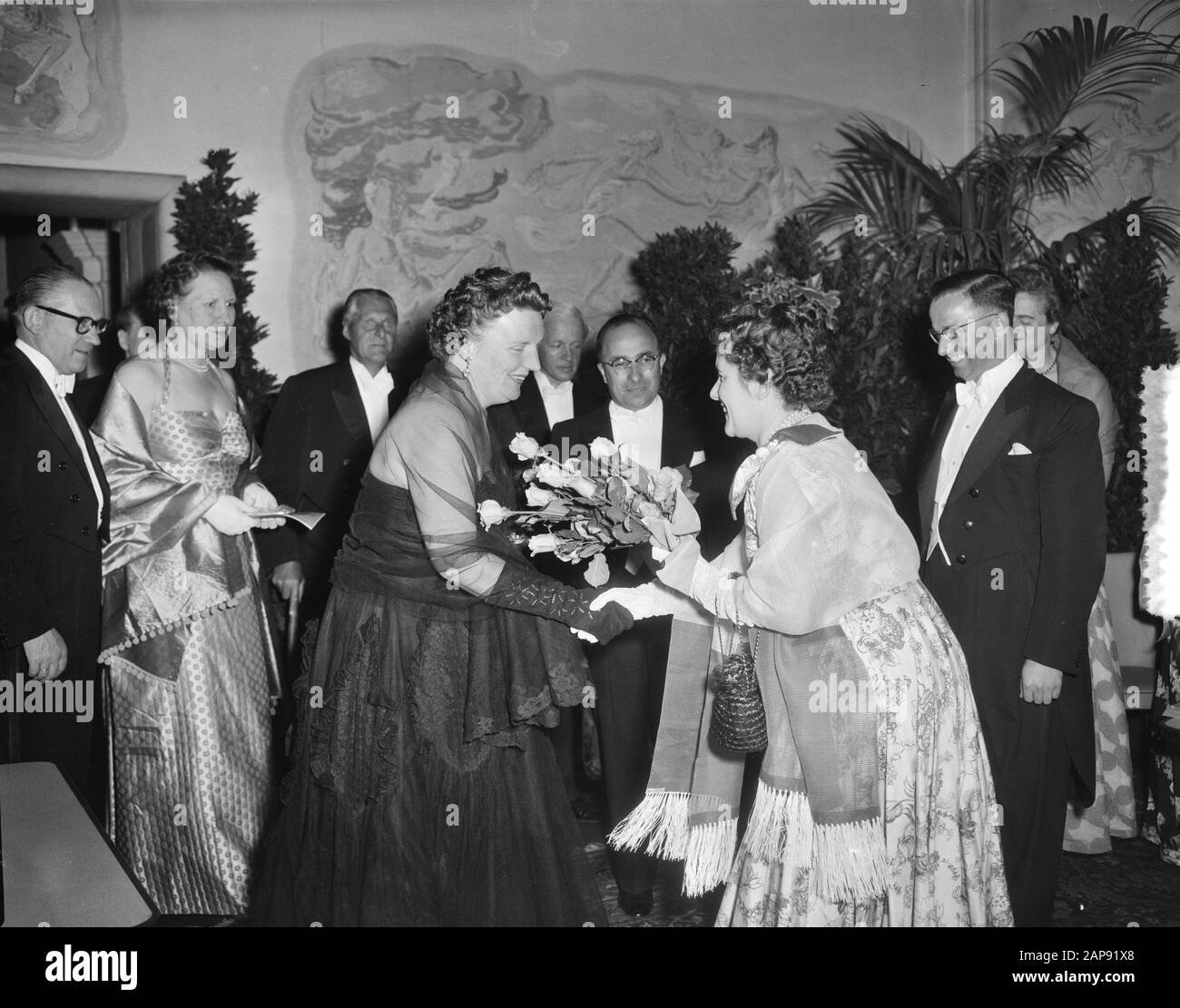 The Queen at gala concert Holland Festival Mozartherdenking Date : 9 juillet 1956 mots clés : Queen, concerts Nom de l'institution : Holland Festival Banque D'Images