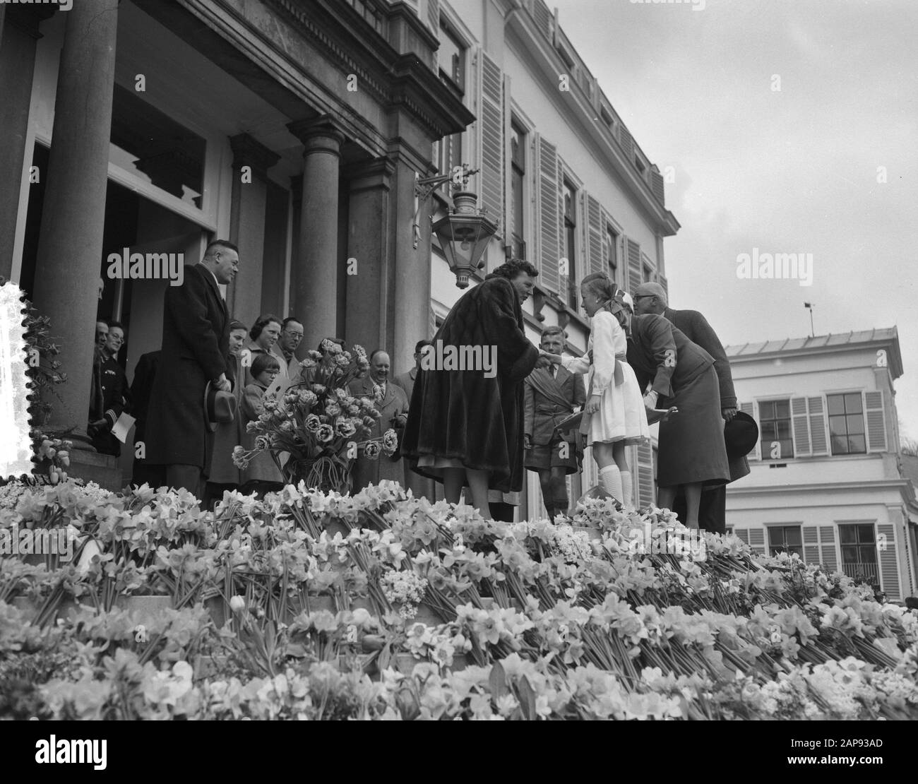 Koninginnedag 1956 Description: Defilé langs paleis Soestdijk à l'occasion de l'anniversaire de la reine Juliana Date: 30 avril 1956 lieu: Soestdijk, Utrecht mots clés: Defilés, reine, cadavres de musique, anniversaires Banque D'Images