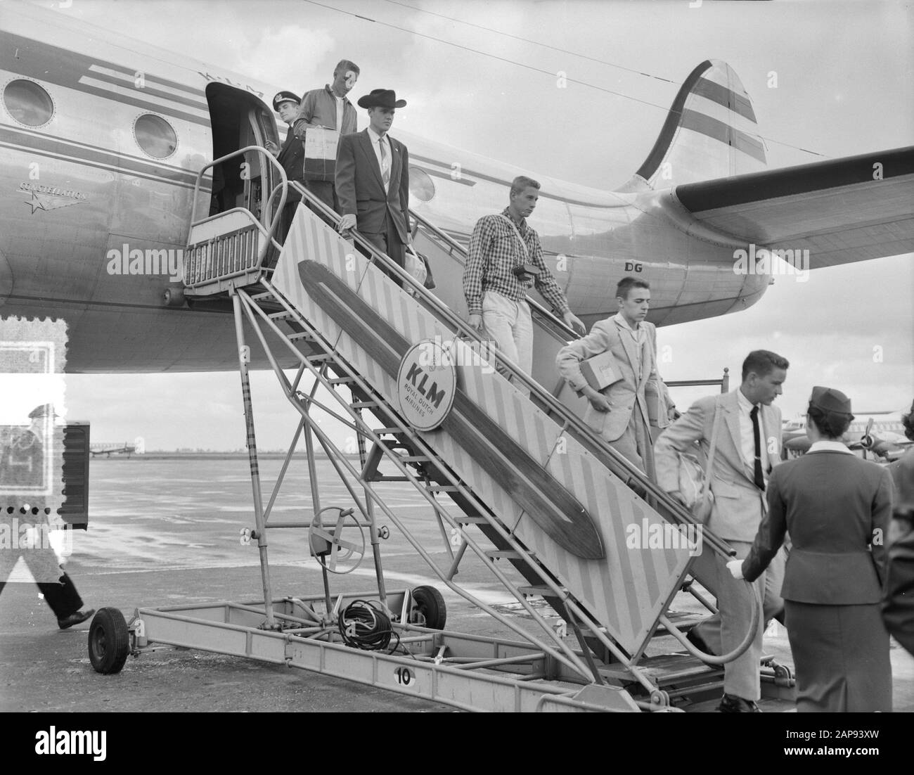 Les garçons de journaux américains dans notre pays arrivée Schiphol Date : le 7 août 1956 lieu : Noord-Holland, Schiphol mots clés : arrivée, garçons de journaux Banque D'Images