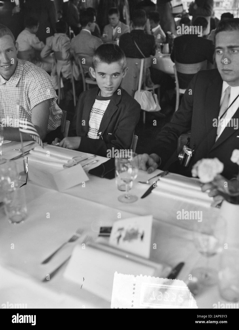 Les garçons de journaux américains dans notre pays arrivée Schiphol Date : le 7 août 1956 lieu : Noord-Holland, Schiphol mots clés : arrivée, garçons de journaux Banque D'Images