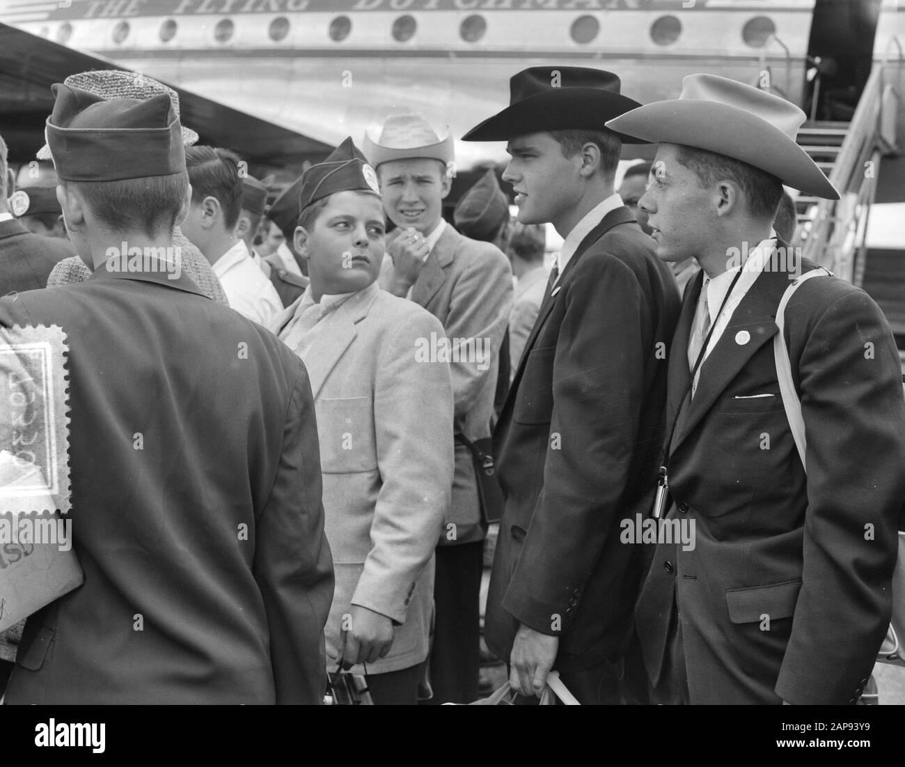 Les garçons de journaux américains dans notre pays arrivée Schiphol Date : le 7 août 1956 lieu : Noord-Holland, Schiphol mots clés : arrivée, garçons de journaux Banque D'Images
