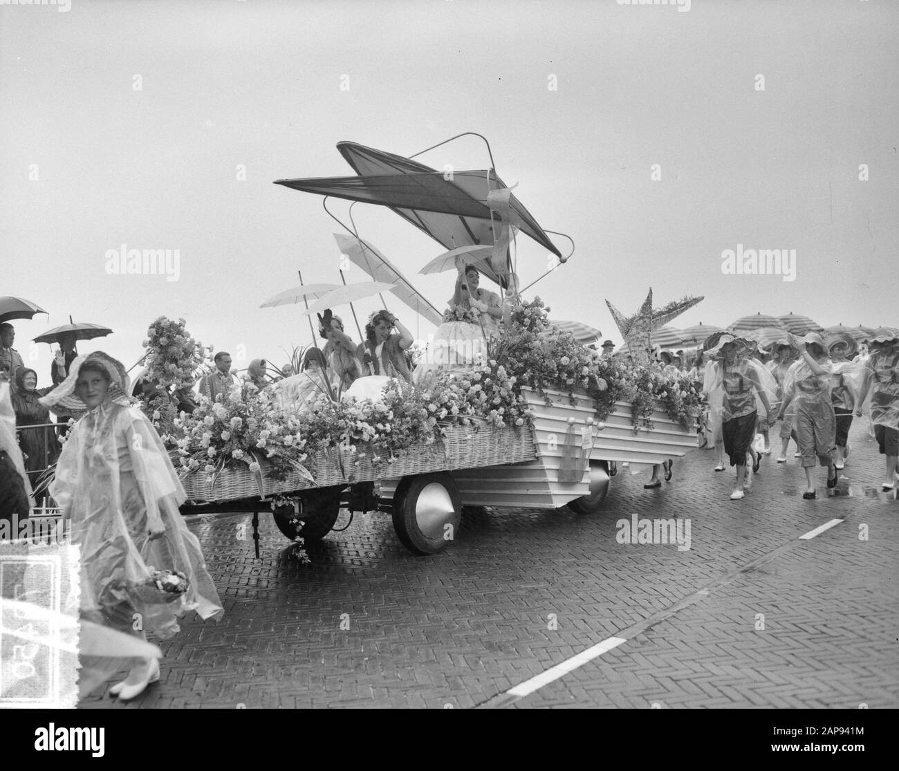 Flower Corso sur le boulevard Scheveningen. Amanda Flower Queen Amanda Date: 11 août 1956 lieu: Scheveningen, Zuid-Holland mots clés: Boud, flower reens Nom personnel: Amanda, Flower corso Banque D'Images Flower Corso sur le boulevard Scheveningen. Amanda Flower Queen Amanda Date: 11 août 1956 lieu: Scheveningen, Zuid-Holland mots clés: Boud, flower reens Nom personnel: Amanda, Flower corso Banque D'Images