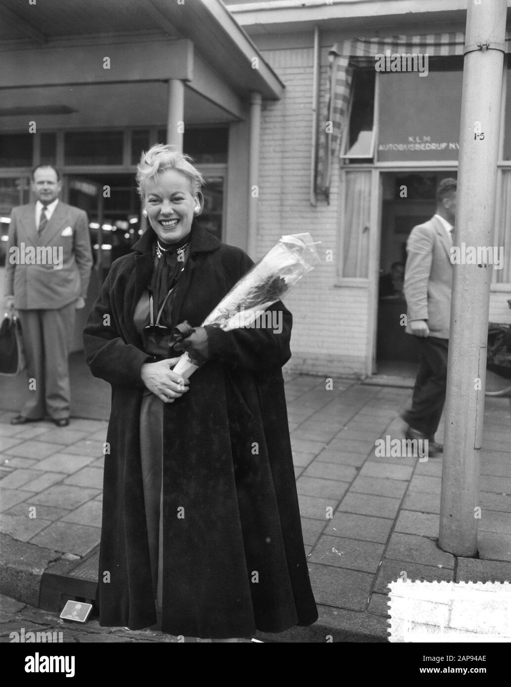 L'ancienne actrice américaine de cinéma et présentateur de télévision Faye Emerson à Schiphol Annotation: Selon la légende originale Commentateur de télévision. Surnom La première Dame de la télévision Date: 14 septembre 1956 lieu: Noord-Holland, Schiphol mots clés: Arrivée et départ, acteurs Nom personnel: Emerson, Faye Banque D'Images
