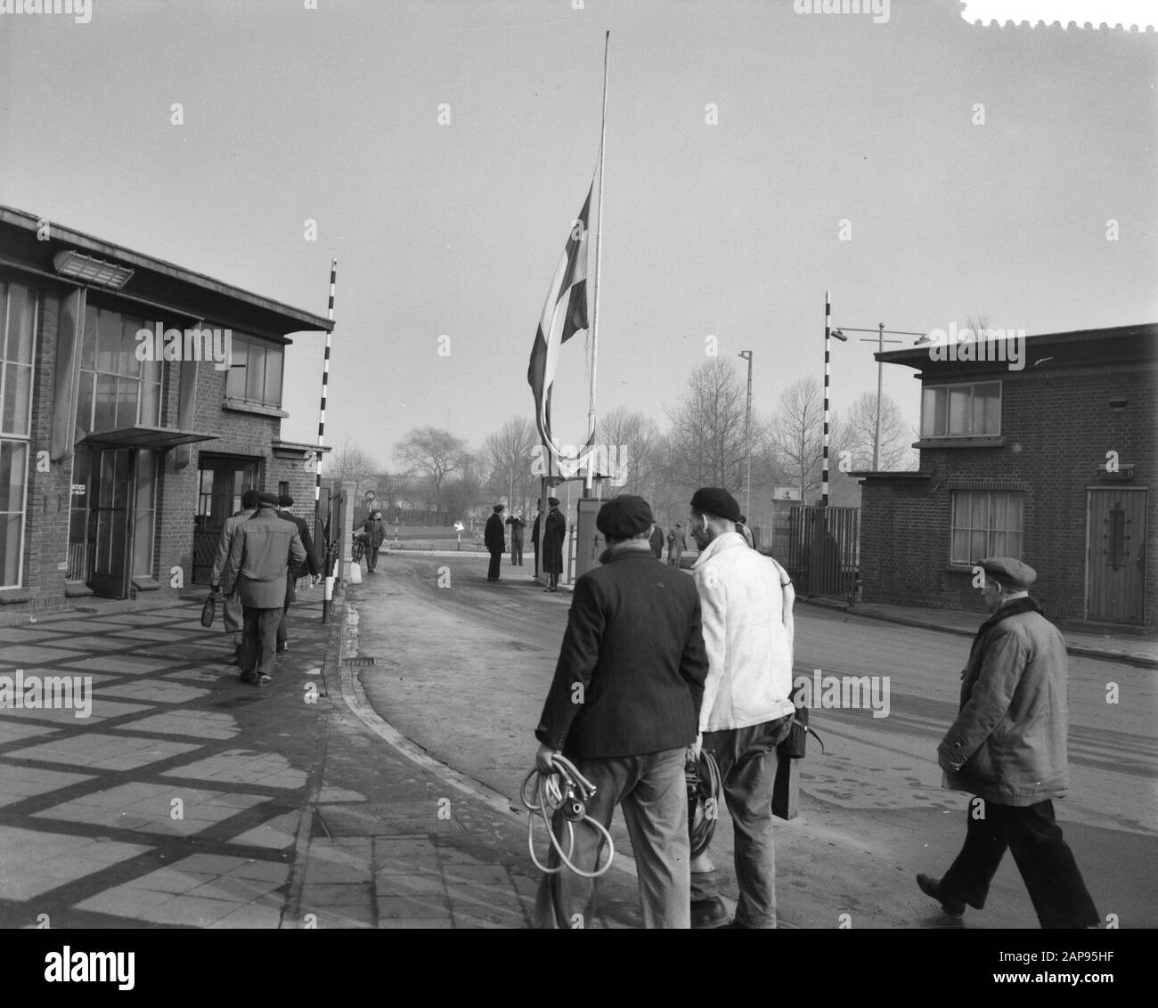 Le drapeau est suspendu en demi-mât à la mine d'état Hendrik à Brunssum Date: 4 mars 1958 lieu: Brunssum mots clés: Mines Personname: Hendrik Banque D'Images