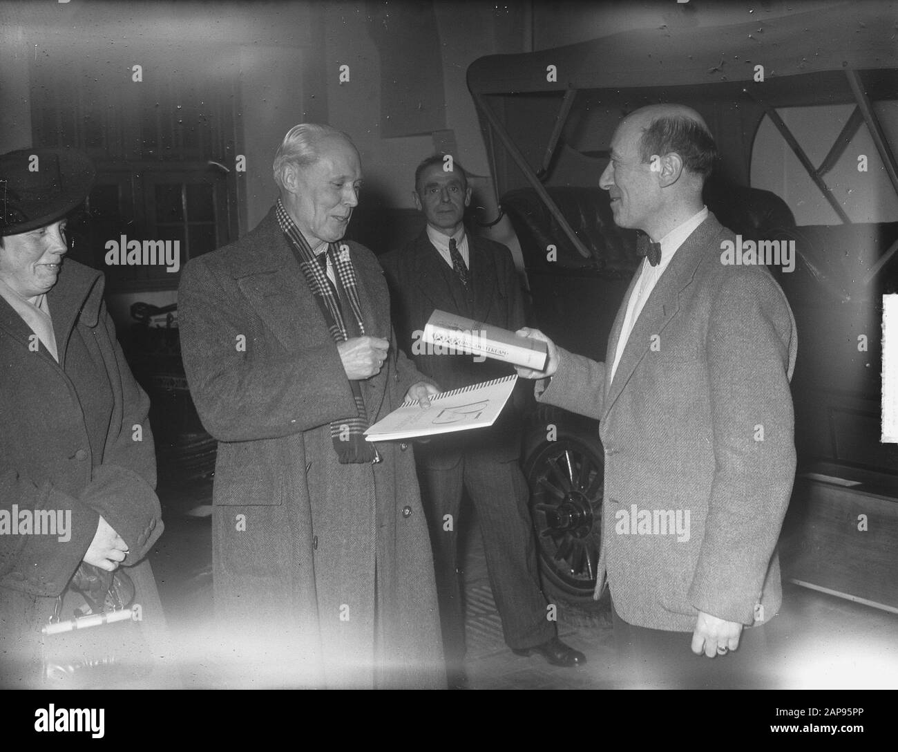Le 25 000 ème visiteur de l'exposition de trafic M. J.C. Père à Amsterdam Date: 14 mars 1951 lieu: Amsterdam, Noord-Holland mots clés: Expositions de trafic, visiteurs Nom personnel: M. J.C. Père Banque D'Images