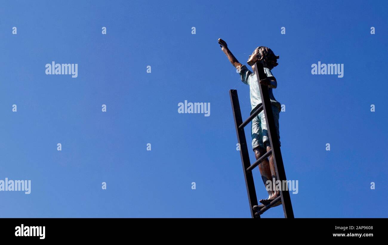 Sculpture avec un garçon sur l'échelle... Et si ma bille Žtait la Lune par Sara.H. Lac Léman, Montreux, Canton Vaud, Suisse. Banque D'Images