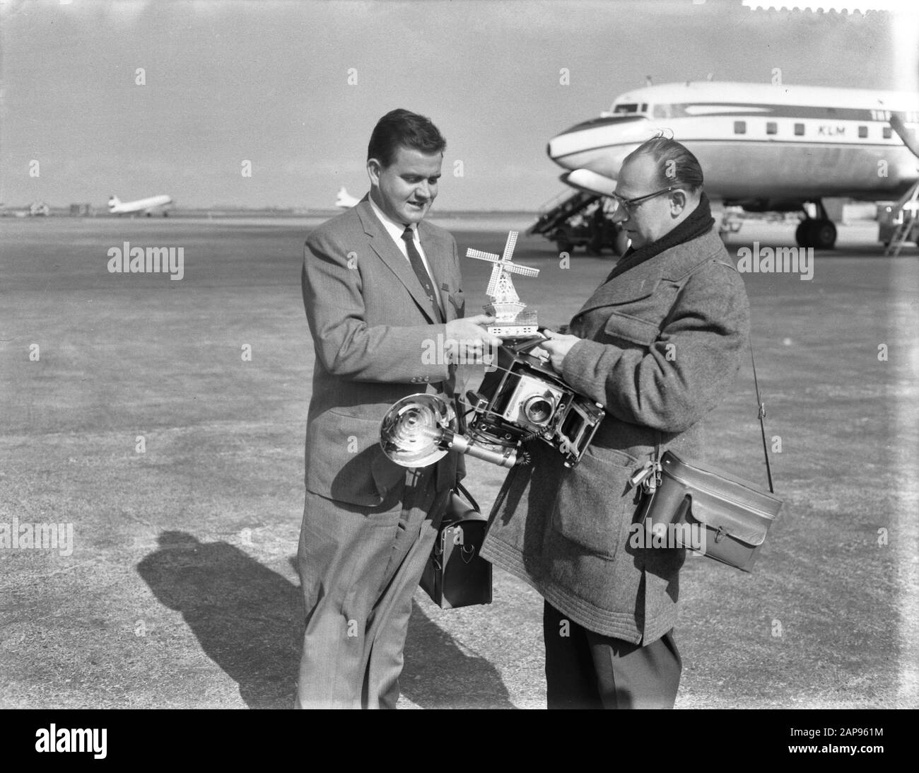 Arrivée Douglas Martin, Gagnant World Press Photo At Schiphol Date: 14 Avril 1958 Mots Clés: Lauréats, Photographie Nom De La Personne: Douglas Martin Nom De L'Institution: World Press Photo Banque D'Images