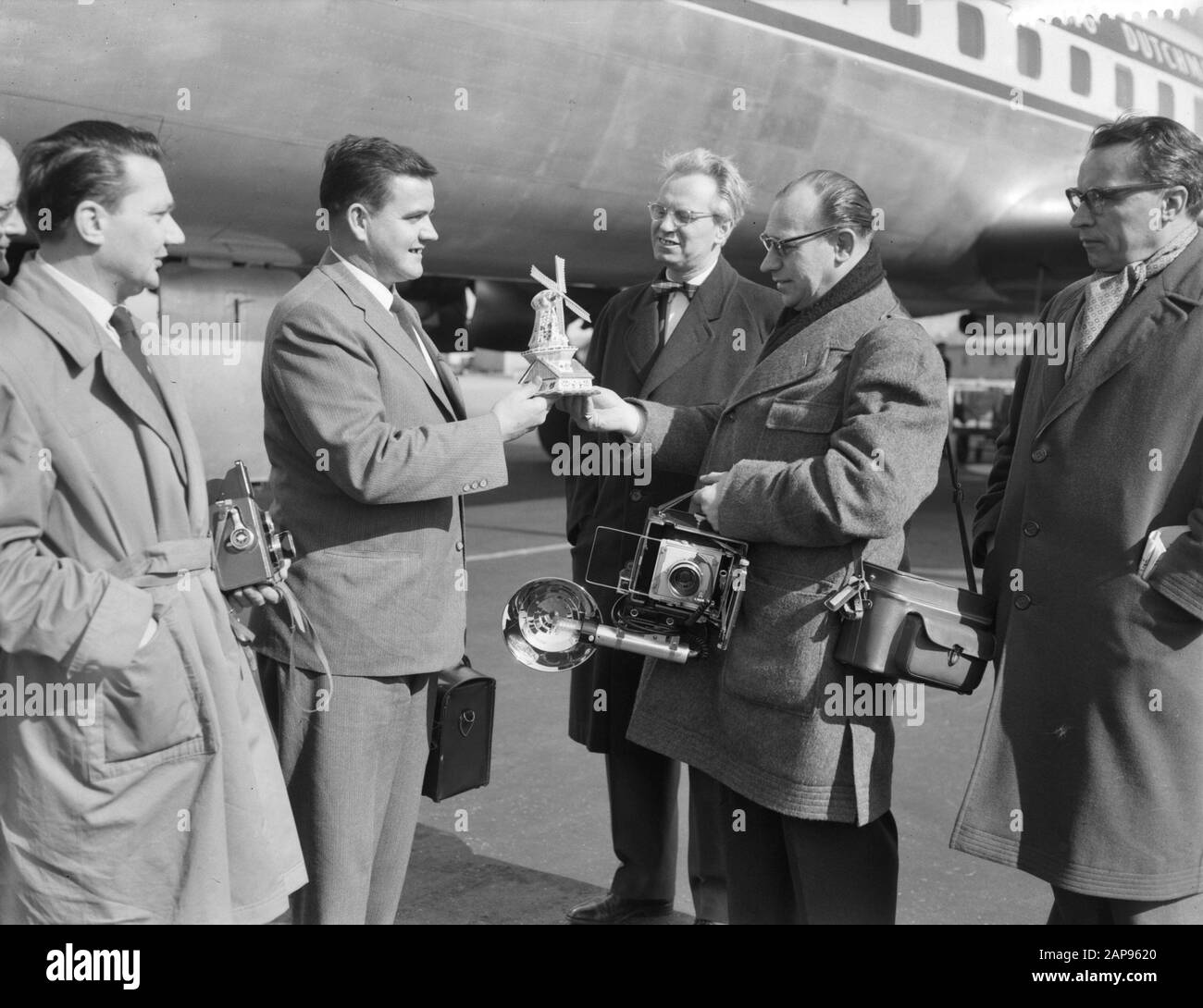 Arrivée Douglas Martin, Gagnant World Press Photo At Schiphol Date: 14 Avril 1958 Mots Clés: Lauréats, Photographie Nom De La Personne: Douglas Martin Nom De L'Institution: World Press Photo Banque D'Images