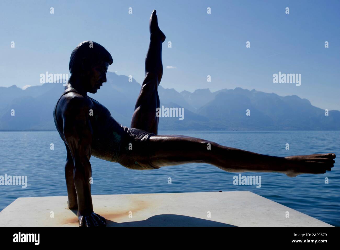 Statue de Li Ning 'le prince de la gymnastique' de Sébastien Gouezigoux. Lac Léman, Montreux, Canton Vaud, Suisse. Banque D'Images
