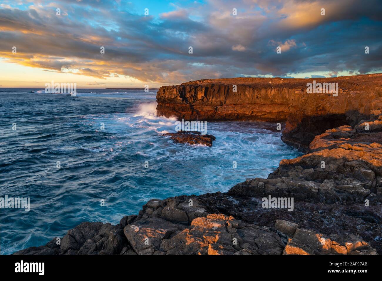 Falaise rocheuse de Fuerteventura dans la lumière chaude du soleil couchant. Près De Morro Jable Banque D'Images