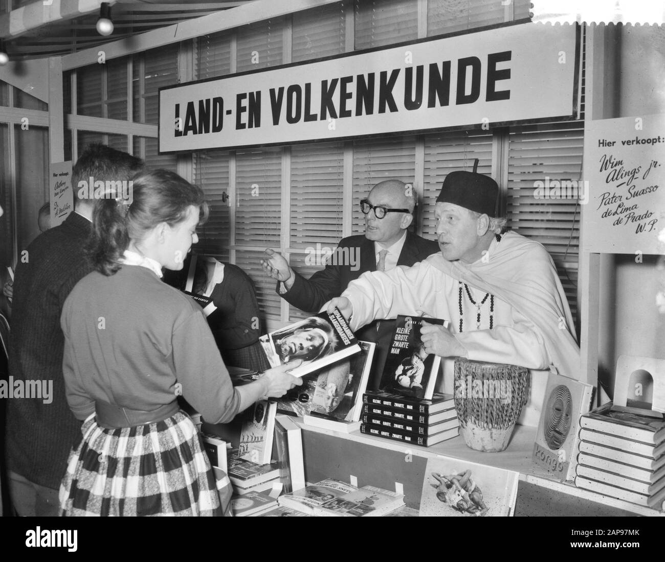 Marché du livre dans le Bijenkorf; les auteurs vendent leur livre, terre et ethnologie est vendu par le Père Suasso de Lima de Prado en Arth. Van Kampen Date: 7 mars 1959 mots clés: Auteurs, livres, écrivains, boutiques Nom personnel: Kampen, Arthur van, Suasso de Lima de Prado, Piet Nom de l'institution: Bijenkorf Banque D'Images