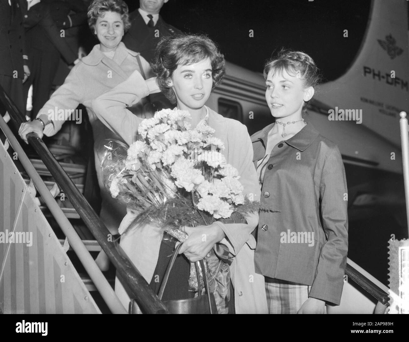 Arrivée de Milly Perkins, interprète d'Anne Frank dans le film Journal d'Anne Frank Milly Perkins (l et Marianne Sarsjadi (r) Date : 27 mai 1959 Banque D'Images
