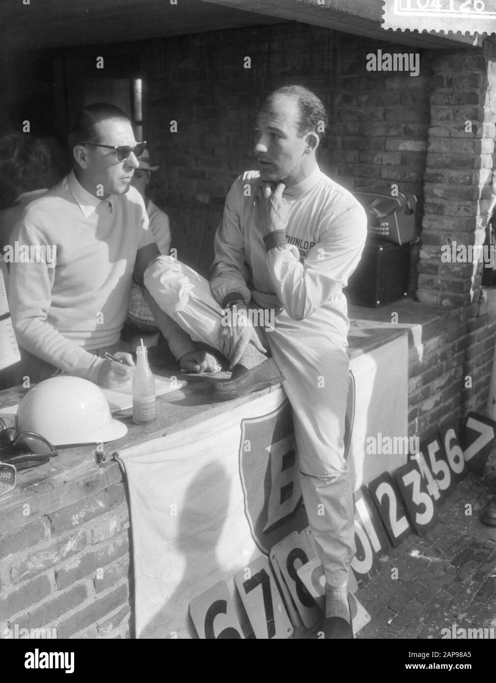 Grand Prix Zandvoort 1959 Description: Courses automobiles sur le circuit de Zandvoort du Grand Prix Stirling Moss, après sa sortie Date: 31 mai 1959 lieu: Noord-Holland, Zandvoort Nom personnel: Moss, Stirling Banque D'Images