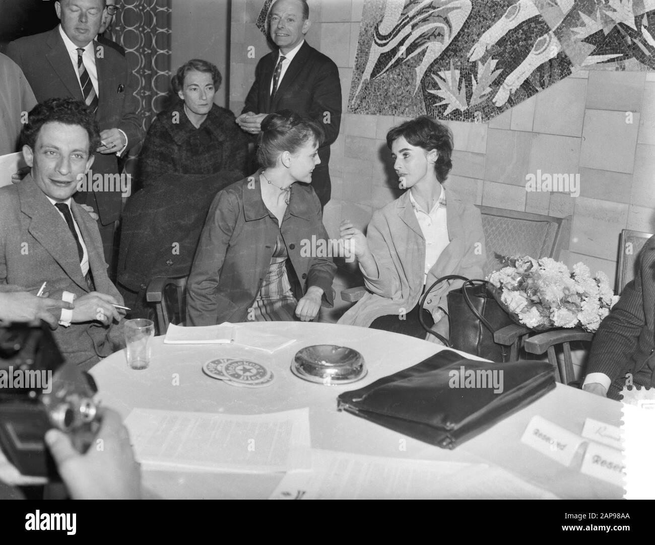 Marianne Journal De Droite Ou Gauche Gauche marianne sarsjadi Banque d'images noir et blanc - Alamy