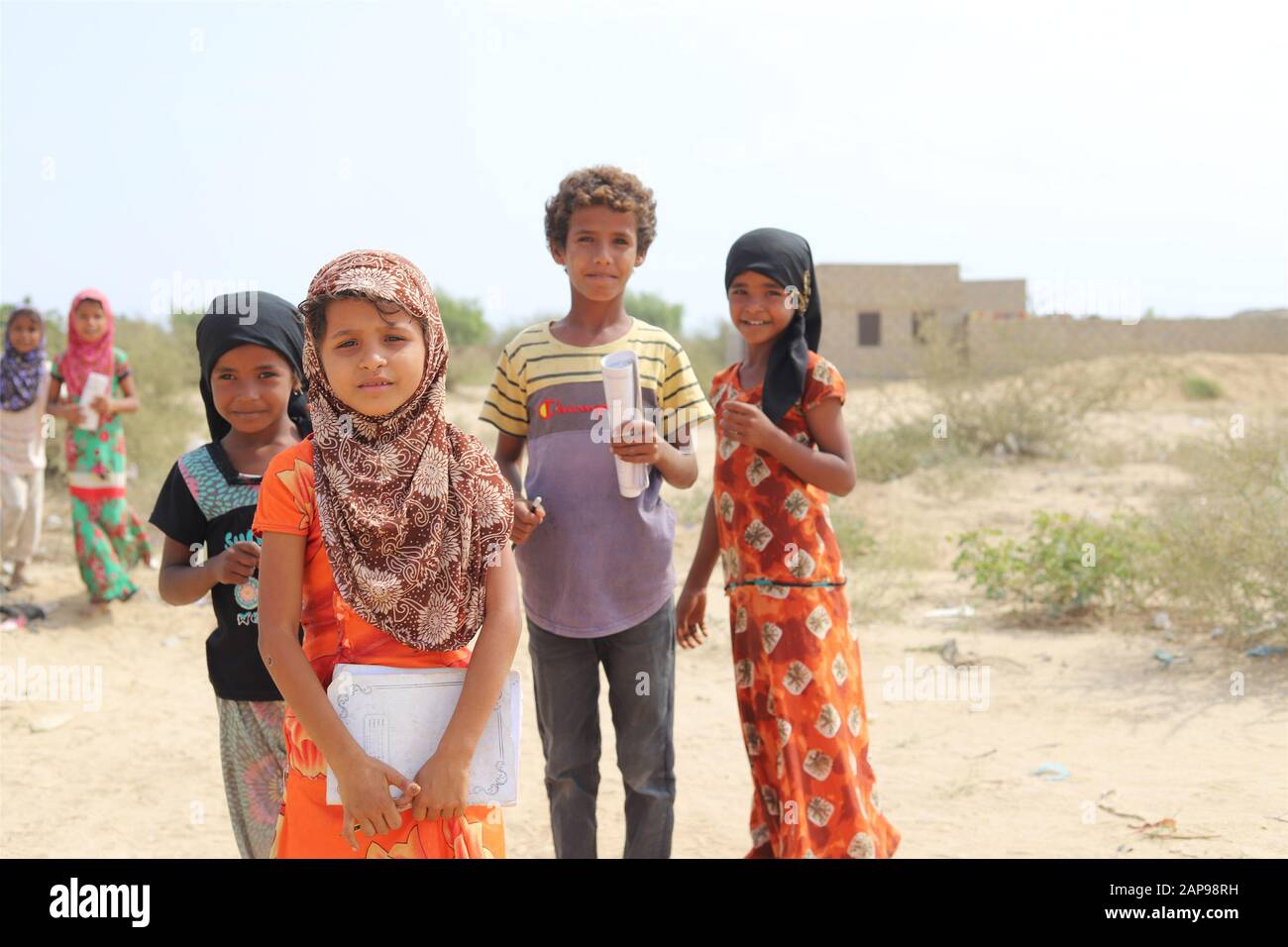 Hajjah, Yémen. 21 janvier 2020. Les enfants déplacés yéménites retournent de l'école dans un village de la province de Hajjah, au Yémen, le 21 janvier 2020. Crédit: Mohammed Alwafi/Xinhua/Alay Live News Banque D'Images