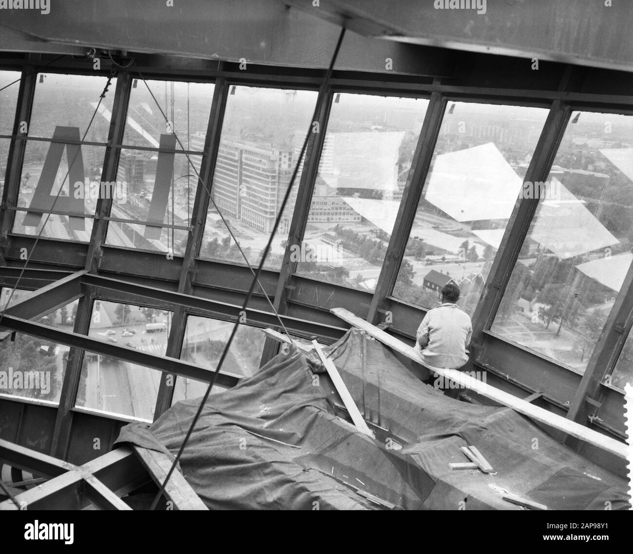 L'Euromât Description: Finition du restaurant à l'Euromât à Rotterdam Annotation: L'Euromât (1958-1960) a été conçu par l'architecte H.A. Maaskant à l'occasion de la Floriade à Rotterdam en 1960. Euromât Désigné Monument National Date : 15 Juillet 1959 Lieu : Rotterdam, Zuid-Holland Mots Clés : Construction Banque D'Images